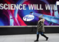 Kansas acusa a Pfizer de engañar al público sobre la vacuna COVID en una demanda (junio 2024)
