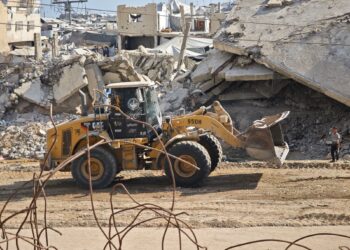 61 millones de toneladas de escombros: los trabajadores humanitarios de Gaza se enfrentan a la delicada tarea de despejar las ruinas que ocultan hasta 10.000 cadáveres