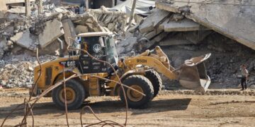 61 millones de toneladas de escombros: los trabajadores humanitarios de Gaza se enfrentan a la delicada tarea de despejar las ruinas que ocultan hasta 10.000 cadáveres